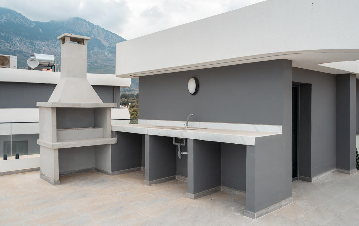 Проект JALISU (или OLIVE GARDEN) расположен в спокойном, уютном и живописном месте, Северного Кипра, посреди оливковых деревьев, всего в 500 метрах от моря, в городке под названием Лапта. 